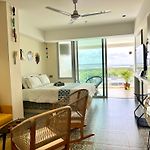 Lovely Suite Steps Away From The Airport And Sea