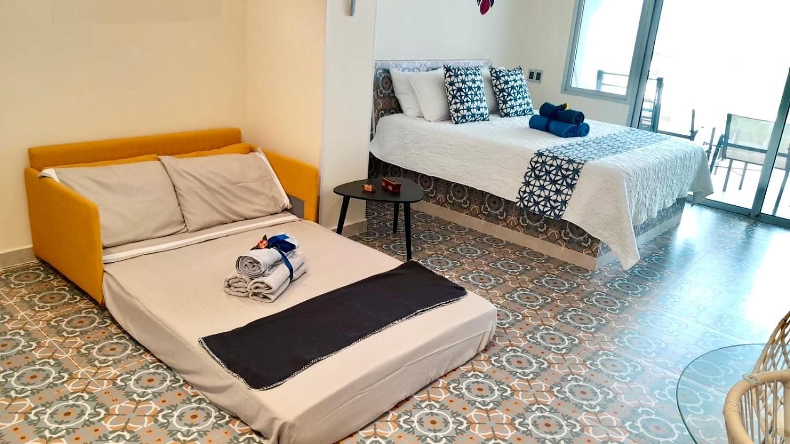 Lovely Steps Away From The Airport And Sea