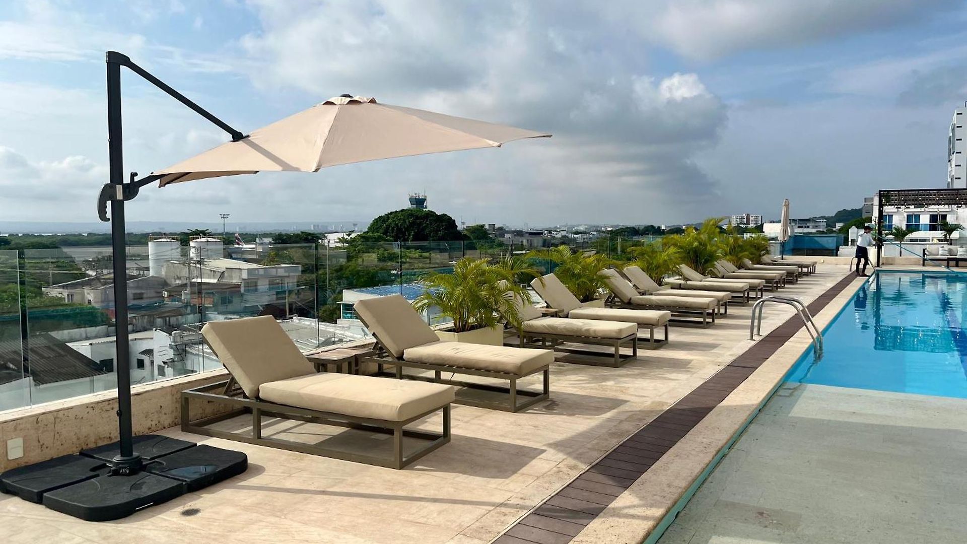 Apartamento Lovely Steps Away From The Airport And Sea