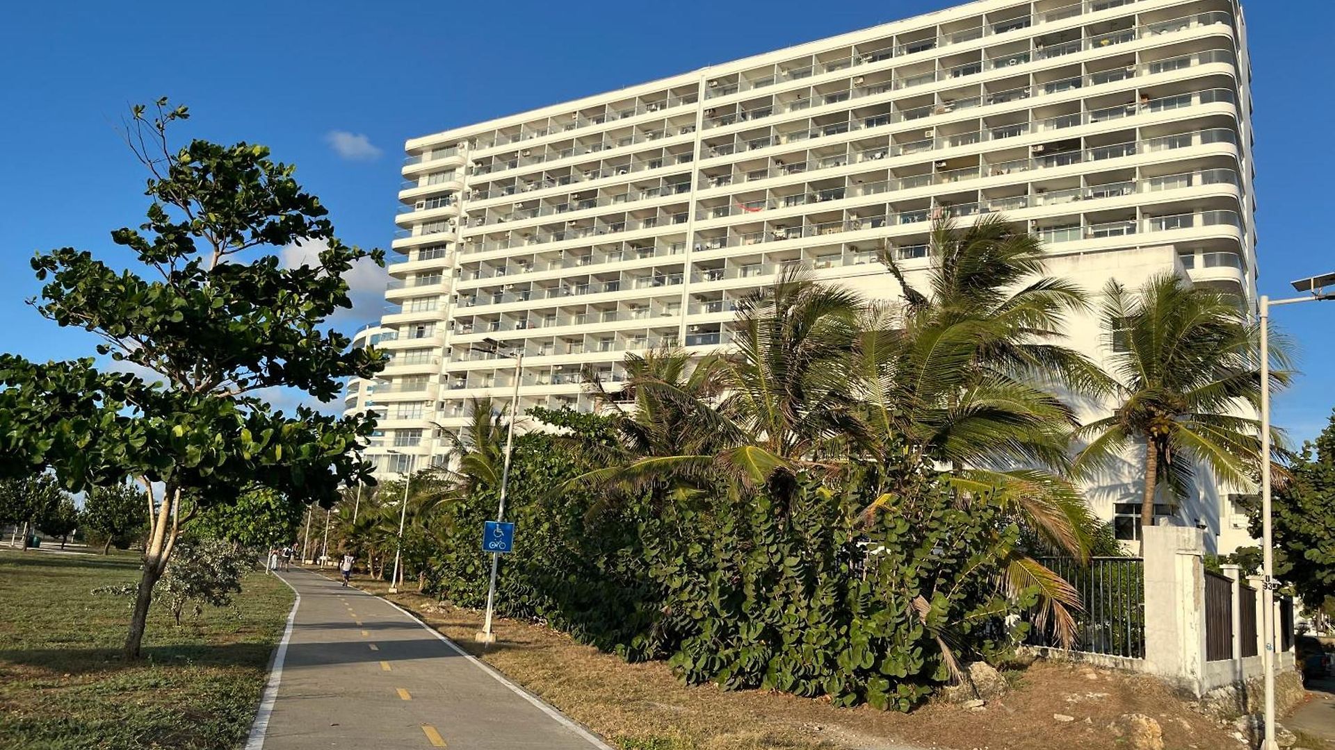 Lovely Steps Away From The Airport And Sea Apartamento