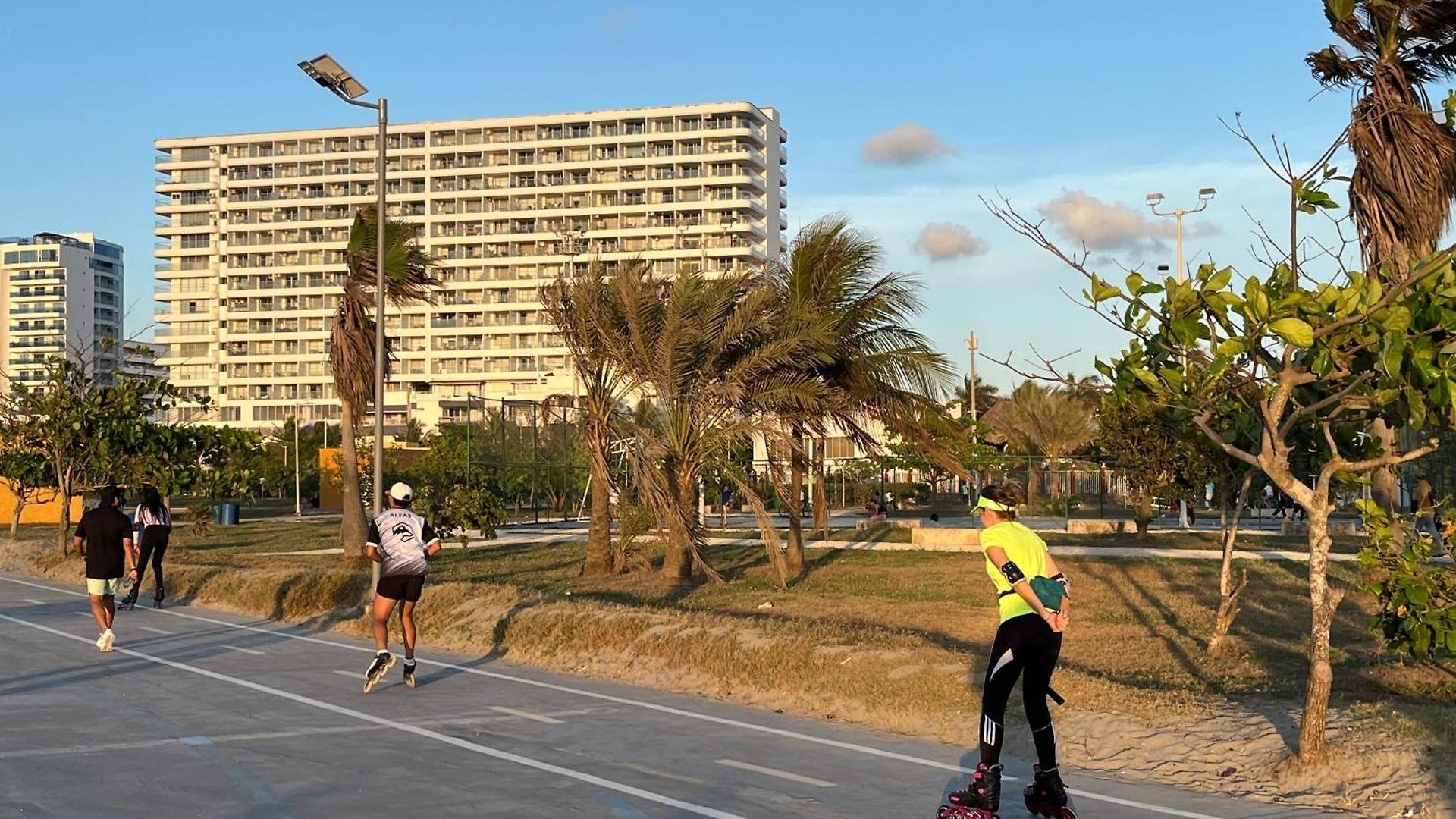 Lovely Steps Away From The Airport And Sea *