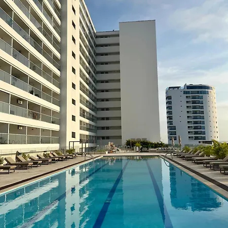 Apartamento Lovely Steps Away From The Airport And Sea