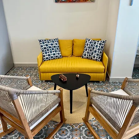 Lovely Steps Away From The Airport And Sea *