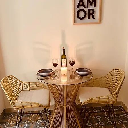Apartamento Lovely Steps Away From The Airport And Sea
