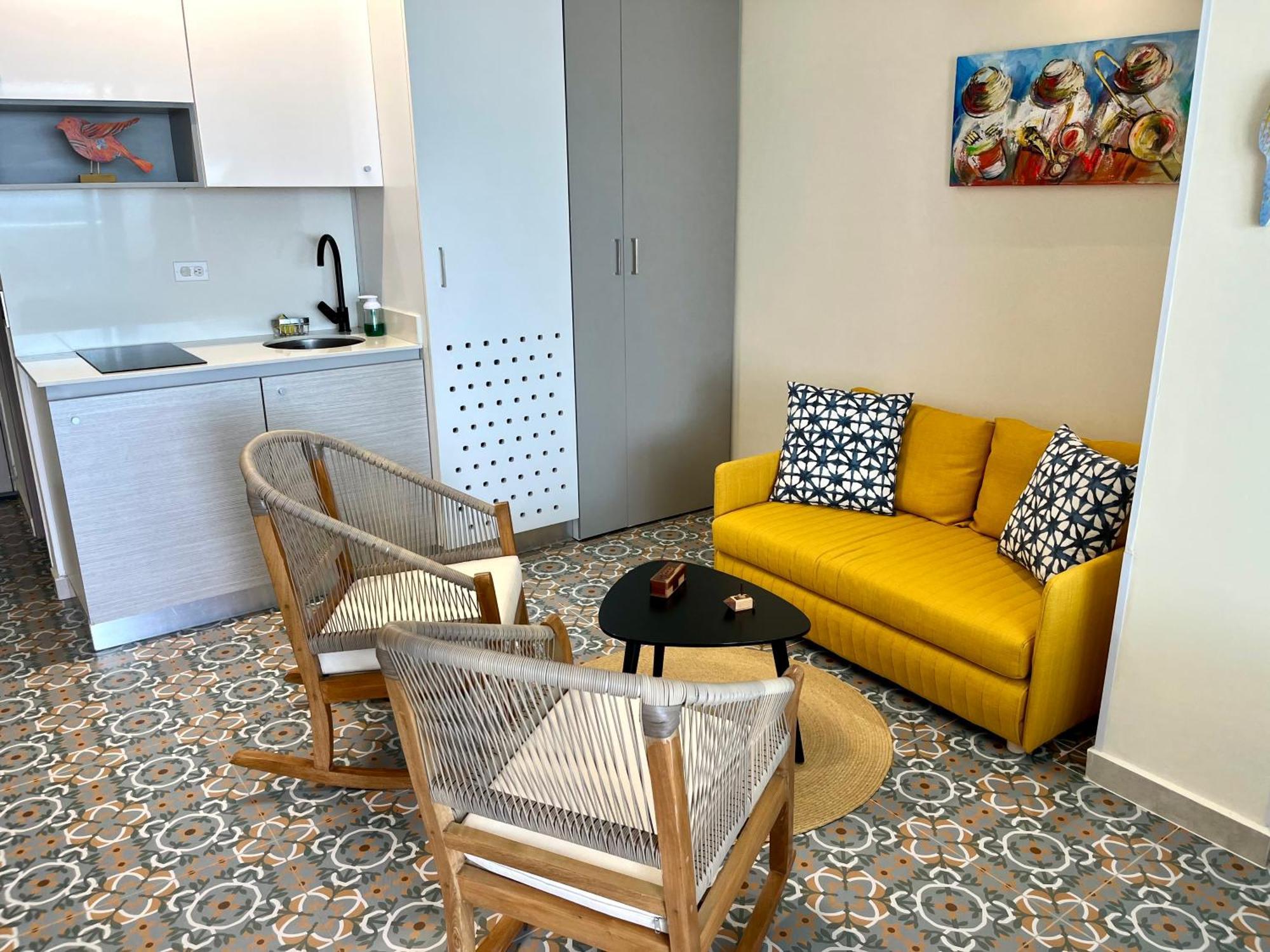 Lovely Steps Away From The Airport And Sea Apartment *