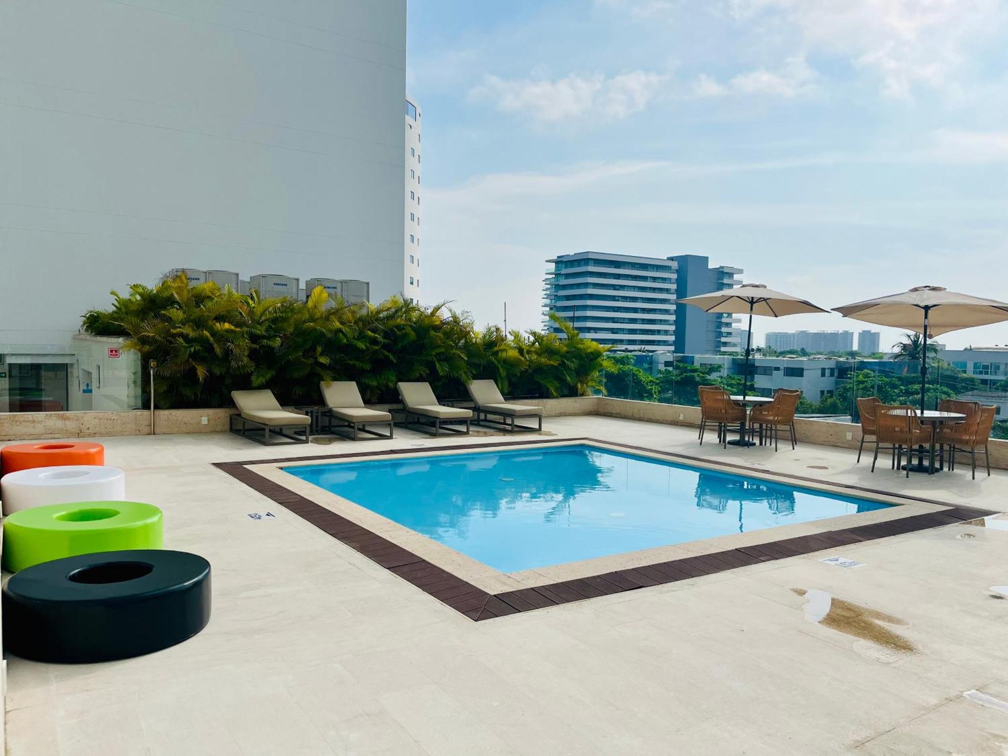 Lovely Steps Away From The Airport And Sea Apartment *