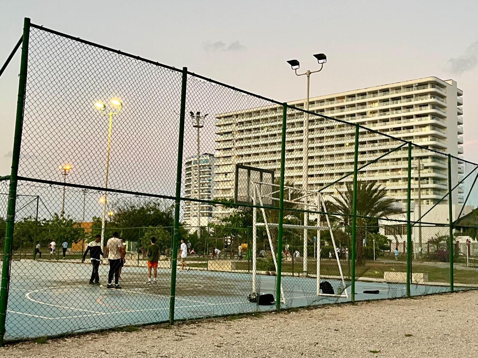 Lovely Steps Away From The Airport And Sea *